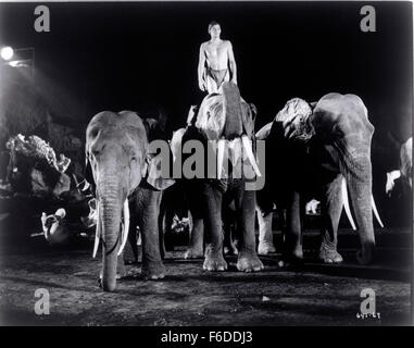 Publié : 16 avr 1934 - Film Original Title : Tarzan et sa compagne. Sur la photo : Johnny Weissmuller. Banque D'Images