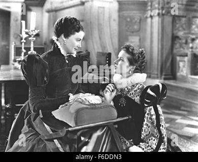 DATE DE SORTIE : Août 28, 1936. Titre du film : Marie d'Écosse. STUDIO : RKO Radio Pictures. Résumé : Marie Stuart revient en Écosse à la règle comme reine, au grand dam d'Elizabeth I d'Angleterre qui trouve son un dangereux rival. Il y a beaucoup de bruit plus que marie doit se marier ; à son regretter plus tard, elle prend des effete lord Darnley au cours de la forte mais impopulaire Comte de Bothwell. Une révolution de palais mène à la guerre civile et la détention à domicile de Marie ; elle s'échappe et s'enfuit en Angleterre, où un pire sort attend d'elle. Sur la photo : Katharine Hepburn comme Marie Stuart. Banque D'Images