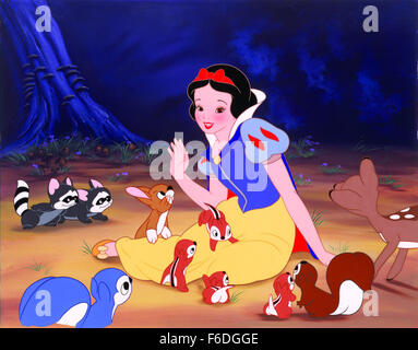 DATE DE SORTIE : 4 février 1938. Titre du film : Blanche Neige et les Sept Nains. STUDIO : Walt Disney Productions. Résumé : La première, et de loin la plus mémorable d'animation pleine longueur de la Disney Studios,Blanche Neige et les Sept Nains pourrait avoir été remplacée par un grand nombre d'techniquement des films qui ont suivi. Mais son histoire simple d'une charmante petite princesse sauvé de la mauvaises oeuvres de sa méchante belle-mère, la reine, par un groupe de sept nains adorables a fait l'histoire lorsqu'il a été publié en décembre 1937 et est depuis devenue un classique écran incomparable. Sur la photo : . Banque D'Images