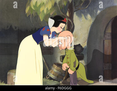 DATE DE SORTIE : 4 février 1938. Titre du film : Blanche Neige et les Sept Nains. STUDIO : Walt Disney Productions. Résumé : La première, et de loin la plus mémorable d'animation pleine longueur de la Disney Studios,Blanche Neige et les Sept Nains pourrait avoir été remplacée par un grand nombre d'techniquement des films qui ont suivi. Mais son histoire simple d'une charmante petite princesse sauvé de la mauvaises oeuvres de sa méchante belle-mère, la reine, par un groupe de sept nains adorables a fait l'histoire lorsqu'il a été publié en décembre 1937 et est depuis devenue un classique écran incomparable. Sur la photo : . Banque D'Images