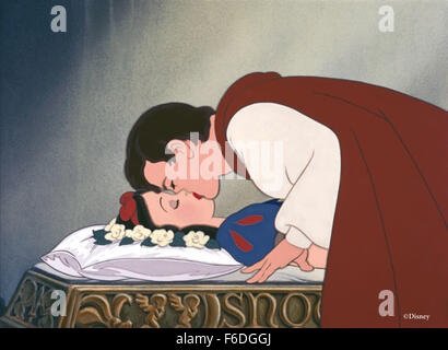 DATE DE SORTIE : 4 février 1938. Titre du film : Blanche Neige et les Sept Nains. STUDIO : Walt Disney Productions. Résumé : La première, et de loin la plus mémorable d'animation pleine longueur de la Disney Studios,Blanche Neige et les Sept Nains pourrait avoir été remplacée par un grand nombre d'techniquement des films qui ont suivi. Mais son histoire simple d'une charmante petite princesse sauvé de la mauvaises oeuvres de sa méchante belle-mère, la reine, par un groupe de sept nains adorables a fait l'histoire lorsqu'il a été publié en décembre 1937 et est depuis devenue un classique écran incomparable. Sur la photo : . Banque D'Images