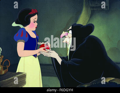 DATE DE SORTIE : 4 février 1938. Titre du film : Blanche Neige et les Sept Nains. STUDIO : Walt Disney Productions. Résumé : La première, et de loin la plus mémorable d'animation pleine longueur de la Disney Studios,Blanche Neige et les Sept Nains pourrait avoir été remplacée par un grand nombre d'techniquement des films qui ont suivi. Mais son histoire simple d'une charmante petite princesse sauvé de la mauvaises oeuvres de sa méchante belle-mère, la reine, par un groupe de sept nains adorables a fait l'histoire lorsqu'il a été publié en décembre 1937 et est depuis devenue un classique écran incomparable. Sur la photo : . Banque D'Images