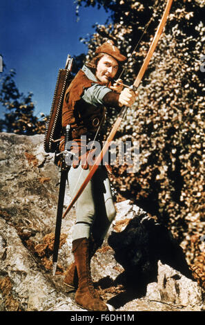 DATE DE SORTIE : Mai 14, 1938. Titre du film : Les aventures de Robin des Bois. STUDIO : Warner Bros Pictures. PLOT : Sir Robin de Locksley, défenseur des opprimés, Saxons, contrevient de Norman autorité et est forcé de mettre hors la loi. Avec sa bande de joyeux compagnons, il vole aux riches, donne aux pauvres et a encore le temps de courtiser la belle Maid Marian, et déjouer les cruels Sir Guy de Gisbourne, et garder l'infâme Prince Jean sur le trône. Sur la photo : Errol Flynn en Robin Hood (Image Crédit : Loisirs Photos) Banque D'Images