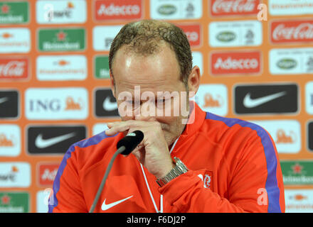 Hanovre, Allemagne. 16 Nov, 2015. Entraîneur de l'équipe nationale de football néerlandais, Danny Blind, parle au cours de la conférence de presse de l'équipe de l'arène de l'IDH à Hanovre, Allemagne, 16 novembre 2015. L'Allemagne rencontrera les Pays-Bas dans un match le 17 novembre 2015. Photo : Peter Steffen dpa/lni/dpa/Alamy Live News Banque D'Images