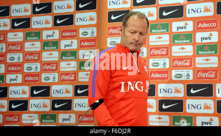 Hanovre, Allemagne. 16 Nov, 2015. Entraîneur de l'équipe nationale de football néerlandais, Danny Blind, parle au cours de la conférence de presse de l'équipe de l'arène de l'IDH à Hanovre, Allemagne, 16 novembre 2015. L'Allemagne rencontrera les Pays-Bas dans un match le 17 novembre 2015. Photo : Peter Steffen dpa/lni/dpa/Alamy Live News Banque D'Images