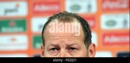 Hanovre, Allemagne. 16 Nov, 2015. Entraîneur de l'équipe nationale de football néerlandais, Danny Blind, parle au cours de la conférence de presse de l'équipe de l'arène de l'IDH à Hanovre, Allemagne, 16 novembre 2015. L'Allemagne rencontrera les Pays-Bas dans un match le 17 novembre 2015. Photo : Peter Steffen dpa/lni/dpa/Alamy Live News Banque D'Images