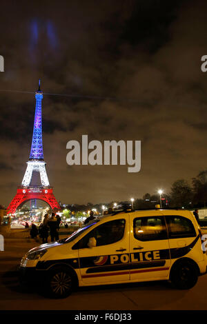 Paris, France. 16 Nov, 2015. La Tour Eiffel illuminée brille dans les couleurs vives des Français drapeau national, le 'Tricolor', à Paris, France, le 16 novembre 2015. Au moins 129 personnes ont été tuées et 350 personnes blessées dans une série d'attaques terroristes à Paris dans la nuit du 13 novembre au 14 novembre 2015. Photo : Malte chrétiens/dpa/Alamy Live News Banque D'Images