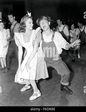 Publié : 31 déc 1941 - Film Original Title : Babes on Broadway. Sur la photo : Judy Garland, Mickey Rooney. Banque D'Images