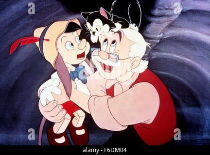 Feb 07, 1940 ; Hollywood, CA, USA ; DICKIE JONES (à gauche) que la voix de Pinocchio et CHRISTIAN RUB comme la voix de Geppetto avec Figaro dans la famille, animée, fantasy ''Pinocchio'' réalisé par Hamilton Luske et Ben Sharpsteen. Banque D'Images