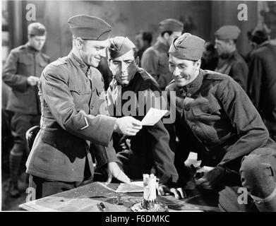 DATE DE SORTIE : Octobre 23, 1939. Titre du film : Les années folles. STUDIO : Warner Bros Pictures. Résumé : Après l'Armistice DE LA PREMIÈRE GUERRE MONDIALE, Lloyd Hart revient à pratiquer le droit, ancien saloon keeper George Hally se transforme en contrebande, et hors-travail Eddie Bartlett devient un chauffeur de taxi. Eddie construit une flotte de taxis jusqu'à la livraison d'alcool bootleg et embauche Lloyd comme son avocat. George devient le partenaire d'Eddie et les raquettes s'épanouir jusqu'à l'amour et de rivalité s'ingérer. Photo : James Cagney comme Eddie Bartlett et Humphrey Bogart comme George Hally (Image Crédit : Loisirs Photos) Banque D'Images