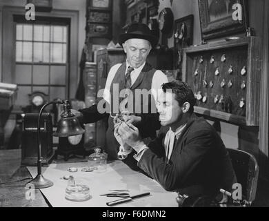 Publié : Mai 17, 1944 - Film ORIGINAL Title : Aucun mais le Lonely Heart - Photo : l'Acteur Cary Grant comme Ernie Mott au travail. Banque D'Images