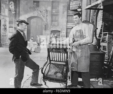 Publié : Mai 17, 1944 - Film ORIGINAL Title : Aucun mais le Lonely Heart - Photo : l'Acteur Cary Grant comme Ernie Mott (droite). Banque D'Images