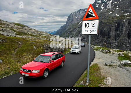 Un panneau routier voitures qui passent d'un avertissement sur la qualité de la route escarpée Trollstigen Route touristique nationale, Møre og Romsdal (Norvège) Banque D'Images