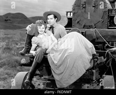 DATE DE SORTIE : septembre 1942. Titre du film : le sentier d'Omaha. STUDIO : Metro-Goldwyn-Mayer (MGM). PLOT : Vane-Candel pour transporter sa locomotive par wagon de marchandises à Omaha. Ross sait que le chemin de fer sera la fin de son entreprise de transport et de plans pour s'assurer que la locomotive n'a pas obtenir à travers. Lorsque ses tentatives sont déjouées, lui et ses hommes prendre toutes les armes et de partir. Avec les Indiens sur le point d'attaque, Candel et son équipage se retrouvent sans défense. Sur la photo : PAMELA BLAKE comme Julie Santley et James CRAIG comme Pat bougie. Banque D'Images