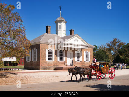 La calèche passant le palais, Colonial Williamsburg, Virginia, USA Banque D'Images