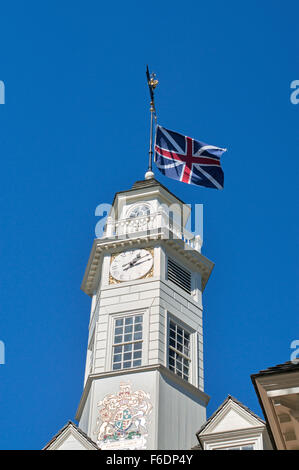 Le bâtiment du Capitole tour de l'horloge avec le drapeau britannique battant, Colonial Williamsburg, Virginia, USA Banque D'Images