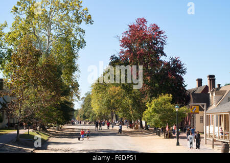 Les gens marcher dans Duke of Gloucester Street, Colonial Williamsburg, Virginia, USA Banque D'Images