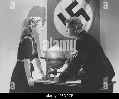 DATE DE SORTIE : 6 janvier 1943. Titre du film : Hitler's Children. STUDIO : RKO Radio Pictures. Synthèse : ce morceau de propagande commence en 1933. Le professeur Nichols' American School à Berlin est à côté d'une école pour la jeunesse d'Hitler. Karl, de ce dernier, est attiré par Anna germano-américain, mais les événements mènent à leur séparation. Plus tard, au début de la guerre en Europe, Anna est retiré de Nichols School sur la présomption de la nationalité allemande. Nichols devient obsédé par la trouver, comme Anna subit une odyssée à travers l'plutôt sordide cauchemar Nazi. Sur la photo : . Banque D'Images