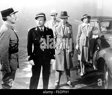 DATE DE SORTIE : Janvier 23, 1943. Titre du film : Casablanca. STUDIO : Warner Bros Pictures. Résumé : Dans la seconde guerre mondiale, Casablanca, Rick Blaine, exilé et de pays de l'ancien combattant de la liberté, exécute la boîte plus populaires en ville. Le loup solitaire cynique Blaine entre en la possession de deux des lettres de transport en commun. Lorsque les Nazis Strasser arrive à Casablanca, le capitaine de police sycophante Renault fait ce qu'il peut pour lui plaire, y compris la détention de leader underground tchèque Victor Laszlo. Beaucoup à la surprise de Rick, Lazslo arrive avec Ilsa, Rick a une fois l'amour. Rick est très acerbe à l'ILSA, qui Banque D'Images