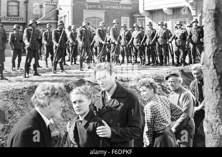 DATE DE SORTIE : Avril 24, 1943. Titre du film : Bord de l'obscurité. STUDIO : Warner Bros Pictures. Résumé : c'est deux ans après l'invasion nazie de la Norvège et dans un petit village de pêcheurs qui est le siège de 150 800 soldats allemands, la population locale est en ragoût, en attente d'une livraison d'armes afin qu'ils puissent se révolter. Karen Stensgard : dirigeants, dont le père est médecin de la ville et pas du tout sûr qu'une révolte ouverte fera beaucoup et dont le frère a été déloyal envers la Norvège Gunnar Brogge précédemment, et, un pêcheur qui avait l'intention de naviguer vers l'Angleterre pour combattre, mais a changé d'avis sur l'audition Banque D'Images