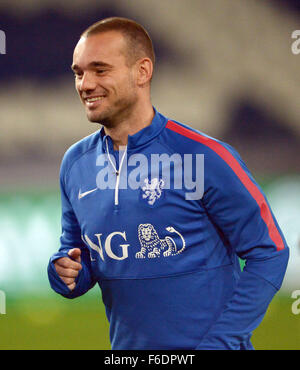 Hanovre, Allemagne. 16 Nov, 2015. Wesley Sneijder du Netherland's en action pendant une session de formation de l'équipe nationale de football néerlandais à l'arène de l'IDH à Hanovre, Allemagne, 16 novembre 2015. L'Allemagne rencontrera les Pays-Bas dans un match de football national le 17 novembre 2015. Photo : Peter Steffen dpa/lni/dpa/Alamy Live News Banque D'Images