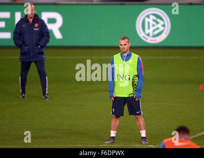 Hanovre, Allemagne. 16 Nov, 2015. Entraîneur de l'équipe nationale de football néerlandais, Danny Blind (L) et Wesley Snejder assister à la séance de l'équipe nationale de football néerlandais à l'arène de l'IDH à Hanovre, Allemagne, 16 novembre 2015. L'Allemagne rencontrera les Pays-Bas dans un match le 17 novembre 2015. Photo : Peter Steffen dpa/lni/dpa/Alamy Live News Banque D'Images