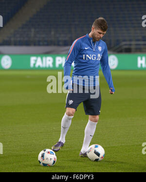 Hanovre, Allemagne. 16 Nov, 2015. Klaas-Jan Huntelaar du Netherland's en action pendant une session de formation de l'équipe nationale de football néerlandais à l'arène de l'IDH à Hanovre, Allemagne, 16 novembre 2015. L'Allemagne rencontrera les Pays-Bas dans un match le 17 novembre 2015. Photo : Peter Steffen dpa/lni/dpa/Alamy Live News Banque D'Images