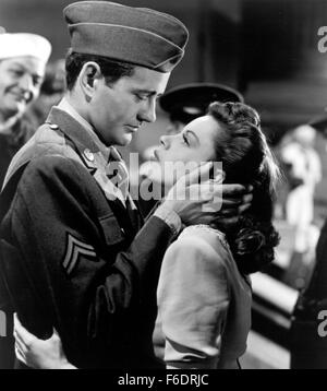 Publié : Mar 22, 1945 - Film Original Titre : l'horloge. Sur la photo : Judy Garland, ROBERT WALKER. Banque D'Images