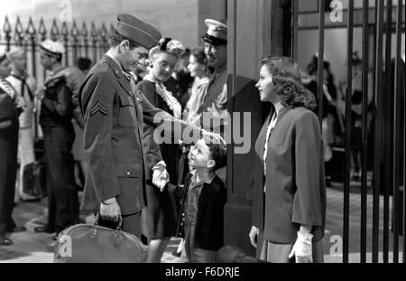 Publié : Mar 22, 1945 - Film Original Titre : l'horloge. Sur la photo : Judy Garland, ROBERT WALKER. Banque D'Images