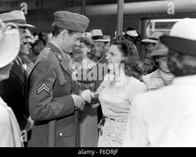 Publié : Mar 22, 1945 - Film Original Titre : l'horloge. Sur la photo : Judy Garland, ROBERT WALKER. Banque D'Images