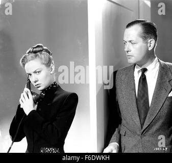 DATE DE SORTIE : Janvier 23, 1947. Titre du film : Lady dans le lac. STUDIO : Metro-Goldwyn-Mayer (MGM). Résumé : L'appareil photo affiche l'avis de Phillip Marlowe la première personne dans cette adaptation du livre de Raymond Chandler. Le détective est engagé pour trouver une épouse de l'éditeur, qui est censé avoir courir vers le Mexique. Mais l'affaire devient vite beaucoup plus complexe que les gens sont assassinés. Photo : Robert Montgomery comme Phillip Marlowe. Banque D'Images