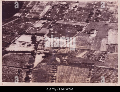 725. La France. Les parachutes abandonnés jonchent les champs du sud de la France après l'agression par les forces aériennes alliées en 1944. Banque D'Images