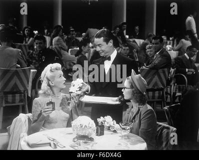 DATE DE SORTIE : Avril 25, 1944. Titre du film : Pin Up Girl. STUDIO : Twentieth Century-Fox Film Corporation. PLOT : Glamorous Lorry Jones, le toast d'une cantine militaire du Missouri, est devenue ''engagé'' à presque chaque militaire, elle a signé ses pin-up pour la photo. Maintenant elle va quitter la maison pour aller dans le service du gouvernement (crédit Image : Loisirs Photos) Banque D'Images