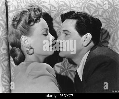 DATE DE SORTIE : Mai 20, 1944. Titre du film : entre deux mondes. STUDIO : Warner Bros Pictures. Résumé : Plusieurs personnes sont tués dans un raid aérien de Londres. Ils chaque éveillé à bord d'un navire étrange qui permettra de livrer chacun d'entre eux soit au ciel ou en enfer. Leur vie et l'histoire sont révélés comme ils commencent à réaliser individuellement où ils sont. Photo : JOHN GARFIELD comme Tom avant et Eleanor Parker comme Ann Bergner. Banque D'Images