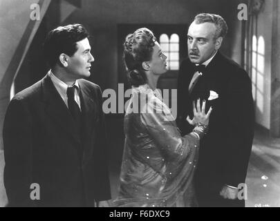 DATE DE SORTIE : Mai 20, 1944. Titre du film : entre deux mondes. STUDIO : Warner Bros Pictures. Résumé : Plusieurs personnes sont tués dans un raid aérien de Londres. Ils chaque éveillé à bord d'un navire étrange qui permettra de livrer chacun d'entre eux soit au ciel ou en enfer. Leur vie et l'histoire sont révélés comme ils commencent à réaliser individuellement où ils sont. Photo : JOHN GARFIELD comme Tom avant et Eleanor Parker comme Ann Bergner. Banque D'Images