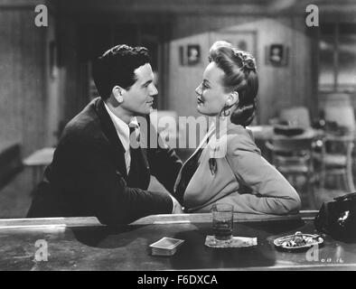 DATE DE SORTIE : Mai 20, 1944. Titre du film : entre deux mondes. STUDIO : Warner Bros Pictures. Résumé : Plusieurs personnes sont tués dans un raid aérien de Londres. Ils chaque éveillé à bord d'un navire étrange qui permettra de livrer chacun d'entre eux soit au ciel ou en enfer. Leur vie et l'histoire sont révélés comme ils commencent à réaliser individuellement où ils sont. Photo : JOHN GARFIELD comme Tom avant et Eleanor Parker comme Ann Bergner. Banque D'Images