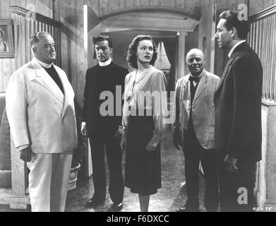 DATE DE SORTIE : Mai 20, 1944. Titre du film : entre deux mondes. STUDIO : Warner Bros Pictures. Résumé : Plusieurs personnes sont tués dans un raid aérien de Londres. Ils chaque éveillé à bord d'un navire étrange qui permettra de livrer chacun d'entre eux soit au ciel ou en enfer. Leur vie et l'histoire sont révélés comme ils commencent à réaliser individuellement où ils sont. Photo : JOHN GARFIELD comme Tom avant et Sydney Greenstreet comme Révérend Tim Thompson. Banque D'Images