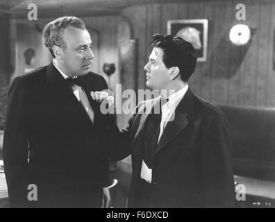 DATE DE SORTIE : Mai 20, 1944. Titre du film : entre deux mondes. STUDIO : Warner Bros Pictures. Résumé : Plusieurs personnes sont tués dans un raid aérien de Londres. Ils chaque éveillé à bord d'un navire étrange qui permettra de livrer chacun d'entre eux soit au ciel ou en enfer. Leur vie et l'histoire sont révélés comme ils commencent à réaliser individuellement où ils sont. Photo : JOHN GARFIELD comme Tom avant. Banque D'Images