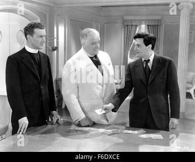 DATE DE SORTIE : Mai 20, 1944. Titre du film : entre deux mondes. STUDIO : Warner Bros Pictures. Résumé : Plusieurs personnes sont tués dans un raid aérien de Londres. Ils chaque éveillé à bord d'un navire étrange qui permettra de livrer chacun d'entre eux soit au ciel ou en enfer. Leur vie et l'histoire sont révélés comme ils commencent à réaliser individuellement où ils sont. Photo : JOHN GARFIELD comme Tom avant et Sydney Greenstreet comme Révérend Tim Thompson. Banque D'Images