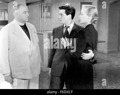 DATE DE SORTIE : Mai 20, 1944. Titre du film : entre deux mondes. STUDIO : Warner Bros Pictures. Résumé : Plusieurs personnes sont tués dans un raid aérien de Londres. Ils chaque éveillé à bord d'un navire étrange qui permettra de livrer chacun d'entre eux soit au ciel ou en enfer. Leur vie et l'histoire sont révélés comme ils commencent à réaliser individuellement où ils sont. Photo : JOHN GARFIELD comme Tom avant, Eleanor Parker comme Ann Bergner et Sydney Greenstreet comme Révérend Tim Thompson. Banque D'Images