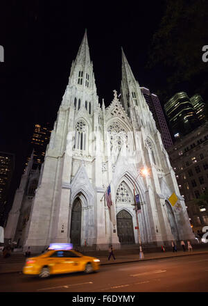 La Cathédrale St Patrick, la nuit, dans Manhattan, New York. Banque D'Images