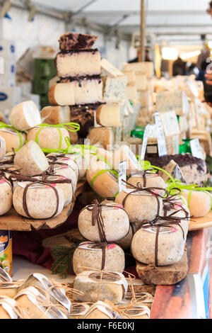 Moncalvo, Italie - octobre 18,2015 : fromage italien à la foire aux truffes de Moncalvo. Banque D'Images