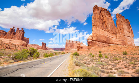 Scenic Road à Arches National Park, Utah, USA. Banque D'Images