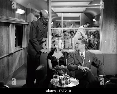 DATE DE SORTIE : 8 décembre 1950 TITRE DE LA VIDÉO : Mme O'Malley et M. Malone STUDIO : MGM Réalisateur : Norman Taurog PLOT : '"meurtre-sur-le-train'' mystère a avocat Malone chasing son escroc en libération conditionnelle (Kepplar client) qui n'a toujours pas payé les honoraires de Malone. Quand Kepplar la libération conditionnelle des sauts sur un train pour Chicago, Malone suit, en compagnie de l'ex-femme Kepplar, un inspecteur de police et Mme O'Malley, un petit gagnant du concours radio de Montana. Kepplar est assassiné, et un jeu de cadavres musicale commence, avec couloirs comme entraîneur de hijinks Malone et Hattie, vous pouvez chercher le tueur. Photo : FRED CLARK comme Banque D'Images