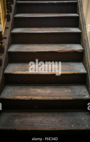 Vintage escaliers, selective focus sur les marches de bois. Banque D'Images