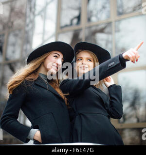 Deux jeunes filles dans la rue et à l'appareil photo Banque D'Images