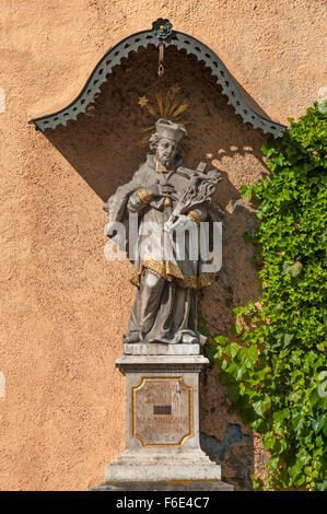 Sculpture du Saint Népomucène, à baldaquin, Going am Wilden Kaiser, Tyrol, Autriche Banque D'Images