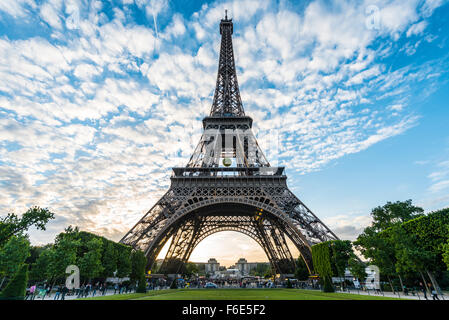 L'humeur du soir, la Tour Eiffel, du Champ de Mars, Paris, Ile-de-France, France Banque D'Images