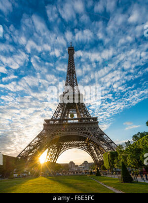 Coucher de soleil derrière la tour Eiffel, du Champ de Mars, Paris, Ile-de-France, France Banque D'Images