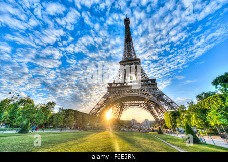 Coucher de soleil derrière la tour Eiffel, du Champ de Mars, Paris, Ile-de-France, France Banque D'Images